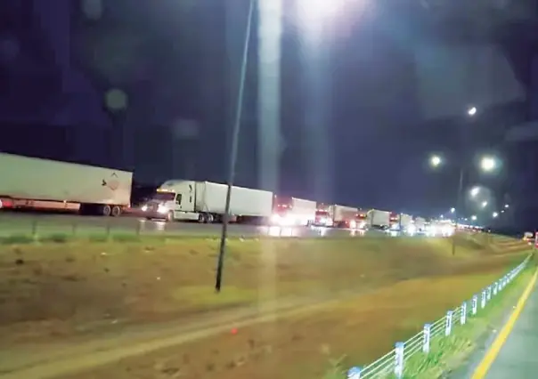 Fallas en el Puente 3 de Nuevo Laredo, ocasiona filas kilométricas de tráilers