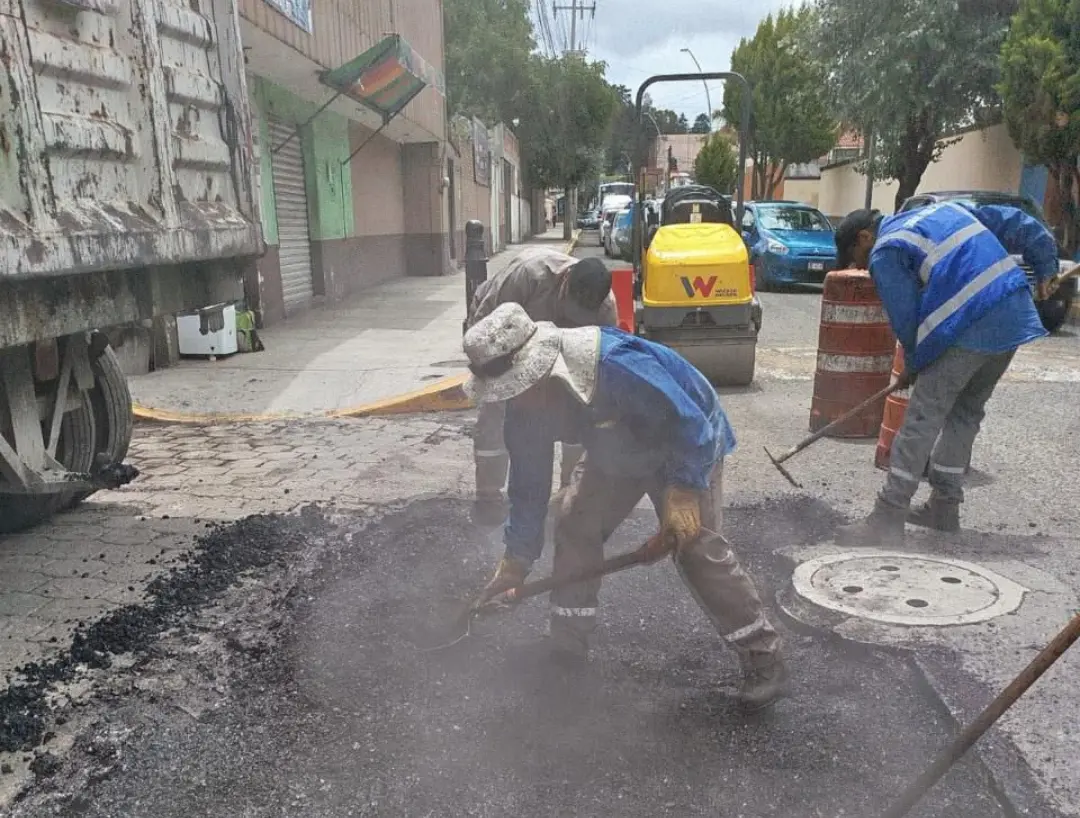 Dirección de Obras Públicas realiza  corte, limpieza y bacheo. Imagen: Ayuntamiento de Metepec.