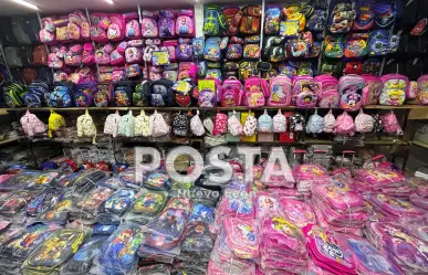 Se registran buenas ventas de mochilas en Colegio Civil previo a regreso a clase