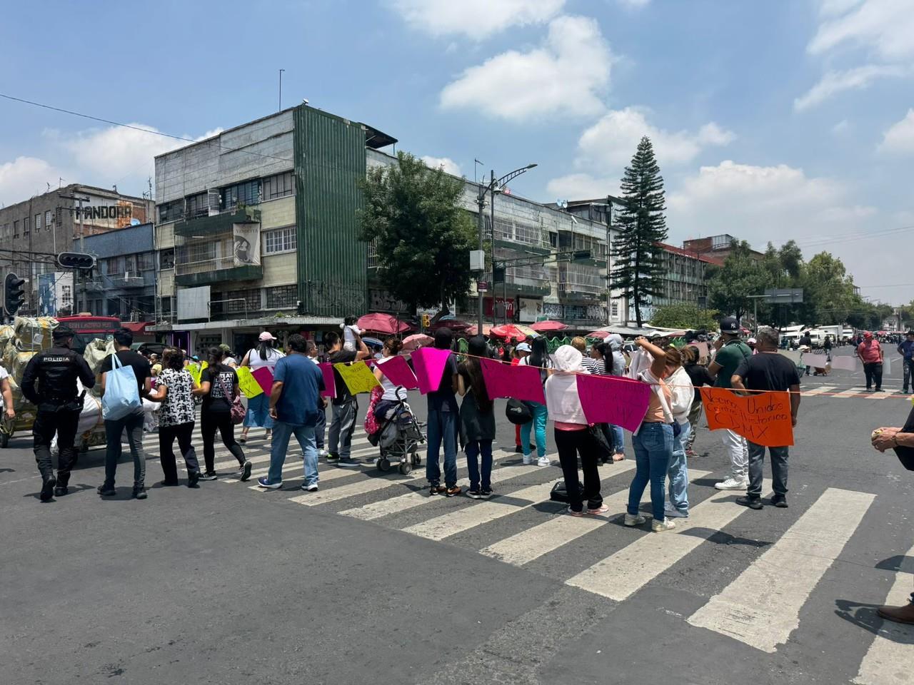 Manifestantes exigiendo clausurar negocios chinos. Foto: Ramón Ramírez