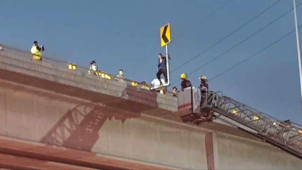 Hombre intenta lanzarse de puente en San Pedro