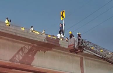 Hombre intenta lanzarse de puente en San Pedro