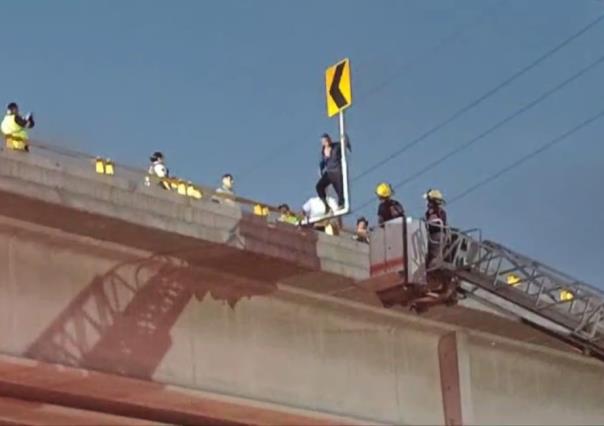 Hombre intenta lanzarse de puente en San Pedro