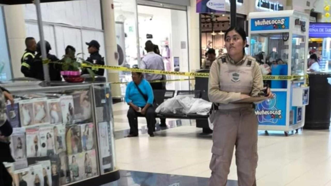 Hombre muere repentinamente en Plaza Sendero de Toluca. Foto: Especial