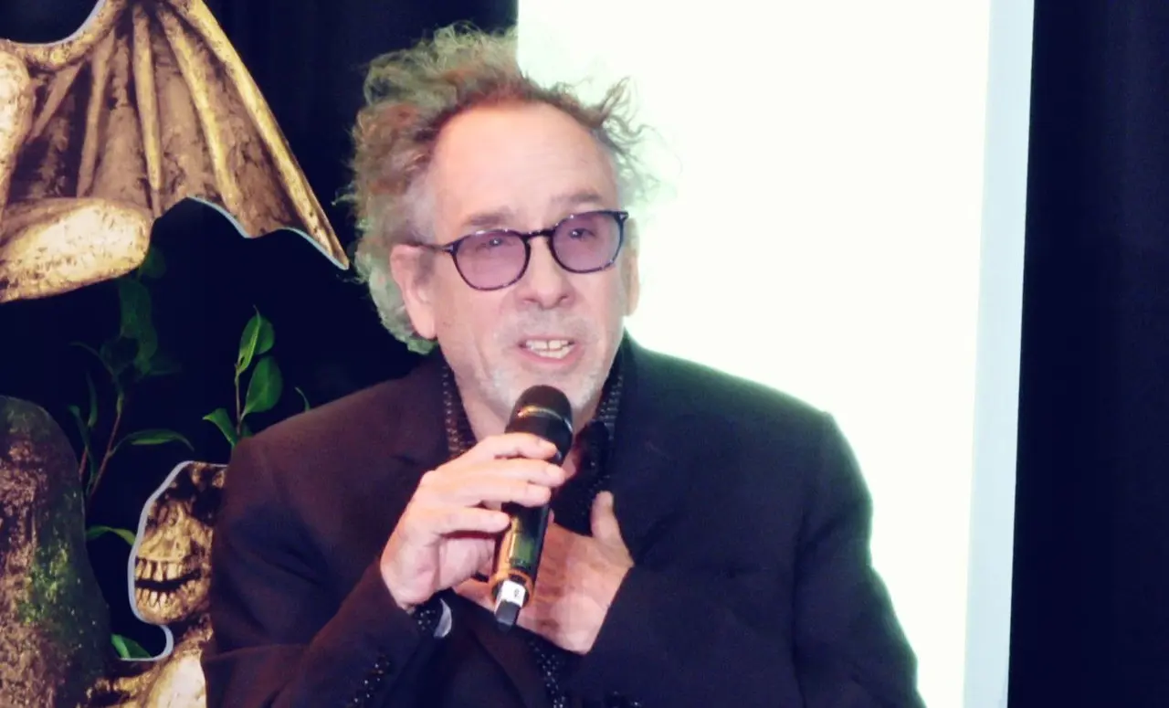 Presenta Tim Burton Beetlejuice 2 en México junto a elenco (VIDEO)