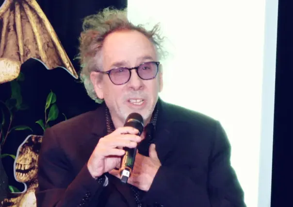 Presenta Tim Burton Beetlejuice 2 en México junto a elenco (VIDEO)