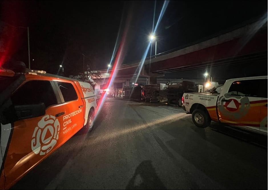 Elementos de Protección Civil en la zona donde ocurrió la volcadura. Foto: Protección Civil de Nuevo León.