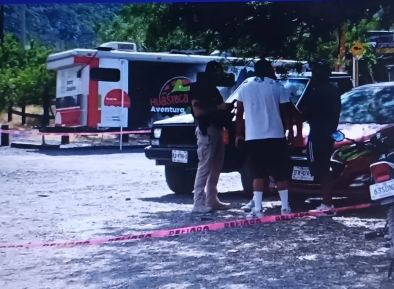 Elementos de la policía municipal de Santa Catarina y rescatistas en la zona donde murió el conductor. Foto: Facebook AL DÍA N.L.