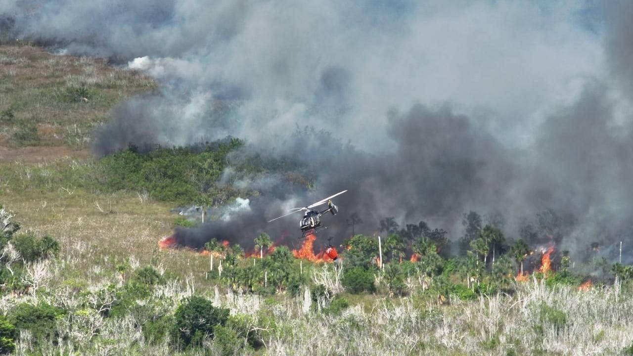 Control del incendio en la carretera de Sisal con helicóptero Bell-429