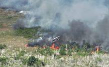 Control del incendio en la carretera de Sisal con helicóptero Bell-429