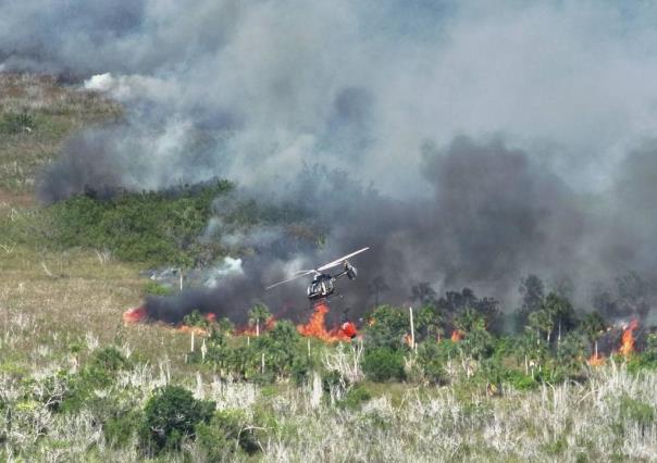 Control del incendio en la carretera de Sisal con helicóptero Bell-429