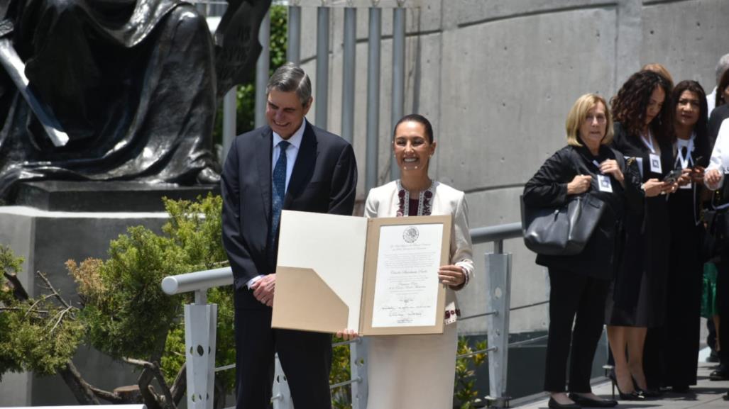 Claudia Sheinbaum recibe constancia como presidenta electa de México