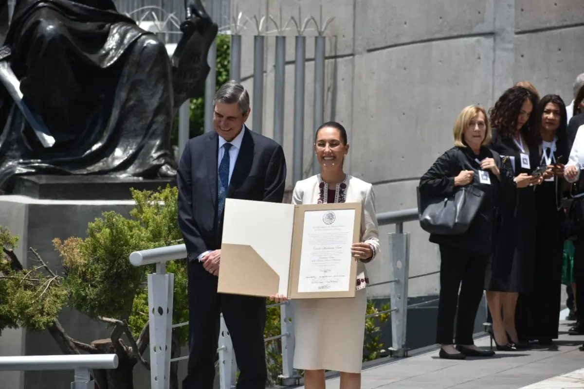 La presidenta electa de México, Claudia Sheinbaum Pardo, a su salida del Tribunal Electoral, donde recibió la constancia. Foto: Posta