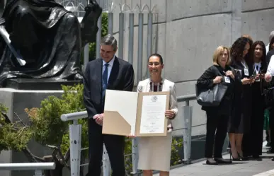 Claudia Sheinbaum recibe constancia como presidenta electa de México