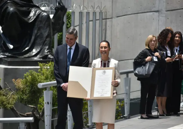 Claudia Sheinbaum recibe constancia como presidenta electa de México