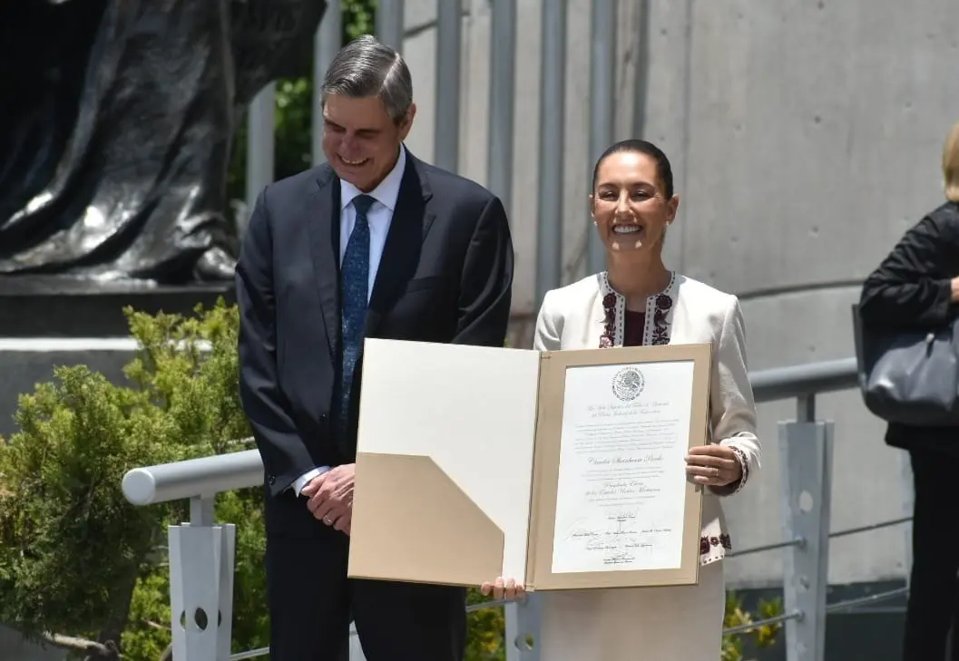 Sheinbaum Pardo enseñando la constancia que la acredita como la primera presidenta de México Foto: Crédito: Enrique Pérez / Corresponsal de POSTA México