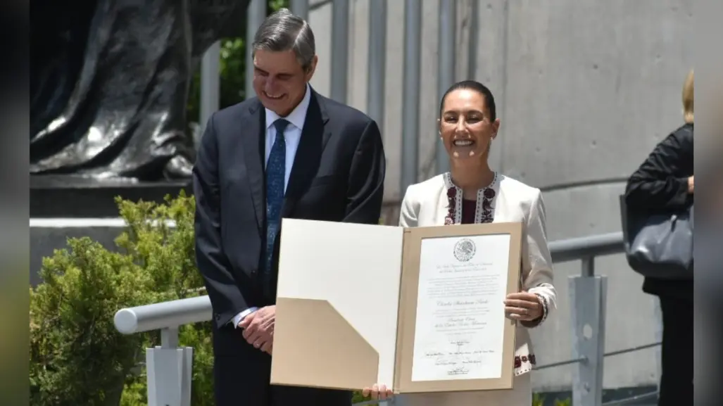 Claudia Sheinbaum recibe constancia como la primera presidenta electa de México