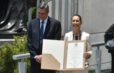 Claudia Sheinbaum recibe constancia como la primera presidenta electa de México