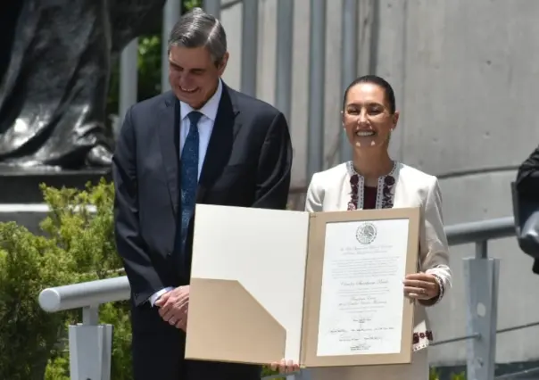 Claudia Sheinbaum recibe constancia como la primera presidenta electa de México