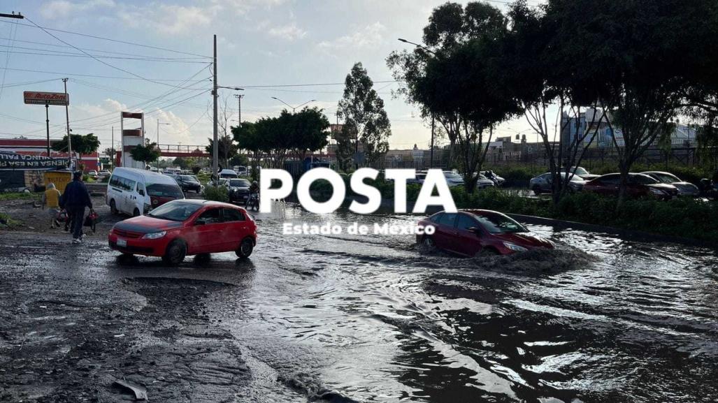 ¡Amanece bajo el agua! Caos vial en Ecatepec por inundaciones en Avenida Central