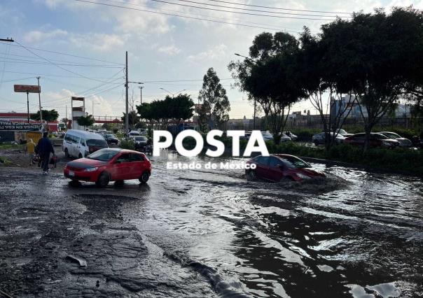 ¡Amanece bajo el agua! Caos vial en Ecatepec por inundaciones en Avenida Central