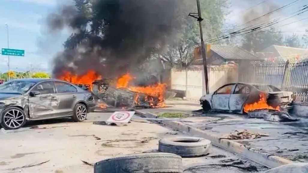 Incendian lote de autos por presunto fraude en Puebla (VIDEO)