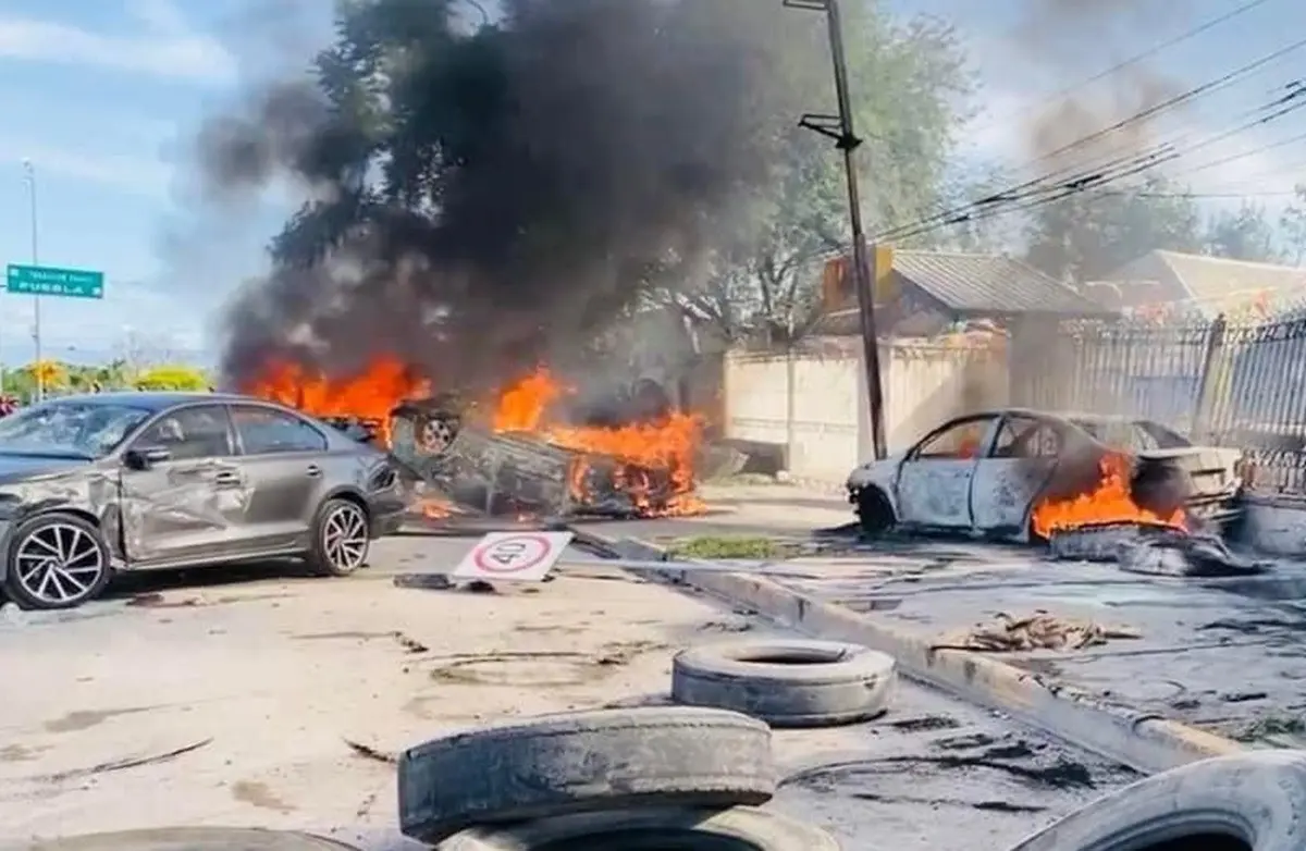 Un grupo de personas presuntamente defraudadas incendiaron un lote de autos en Tehuacán, Puebla.  Foto: X @Region_Global