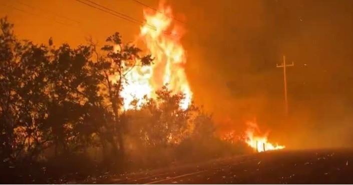 Fuerte incendio en la carretera Hunucmá-Sisal