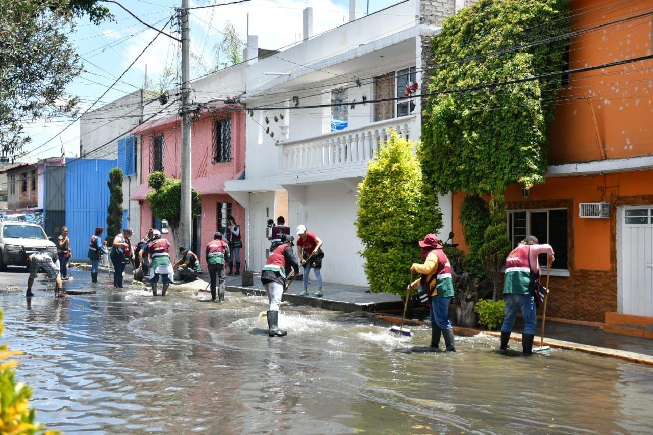 Los empleados municipales que integran la  Brigada de Reacción Inmediata trabajan en desazolvar las calles, ayudar a los afectados a sacar el agua de sus viviendas tras las fuertes lluvias. Foto: Gob. de Neza