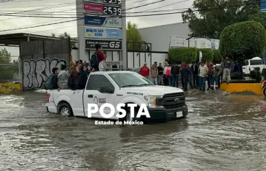 Lluvia e inundaciones paralizan la Vía José López Portillo  (VIDEO)