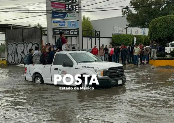 Lluvia e inundaciones paralizan la Vía José López Portillo  (VIDEO)