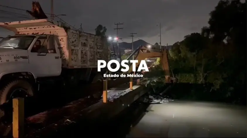 Las autoridades trabajaron para retirar la basura acumulada en el canal de Cartagena. Foto: Fernando Cruz