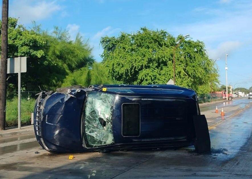 Un aparatoso choque múltiple en el que se involucraron dos camionetas y automóvil, dejó una impresionante volcadura y cuantiosos daños materiales al amanecer de este jueves en la zona norte de Tampico. Foto: Axel Hassel