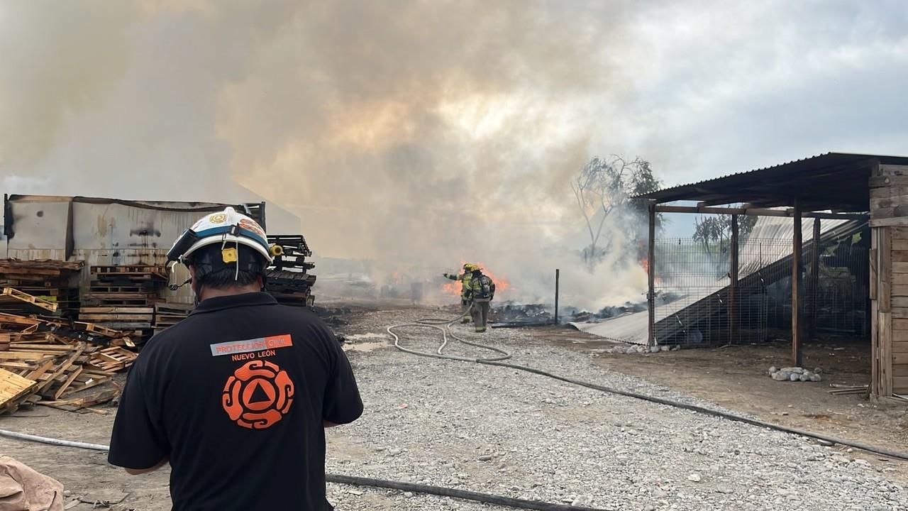 Rescatista de Protección Civil en medio del incendio. Foto: Protección Civil de Nuevo León.