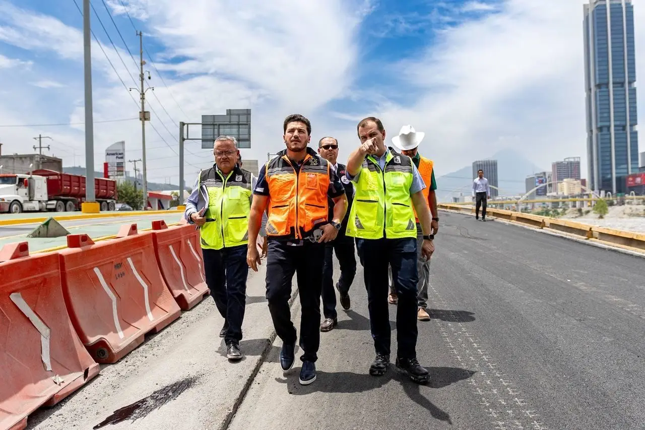 El Gobernador de Nuevo León, Samuel Alejandro García Sepúlveda recorriendo el par vial de Morones Prieto. Foto: Rosy Sandoval