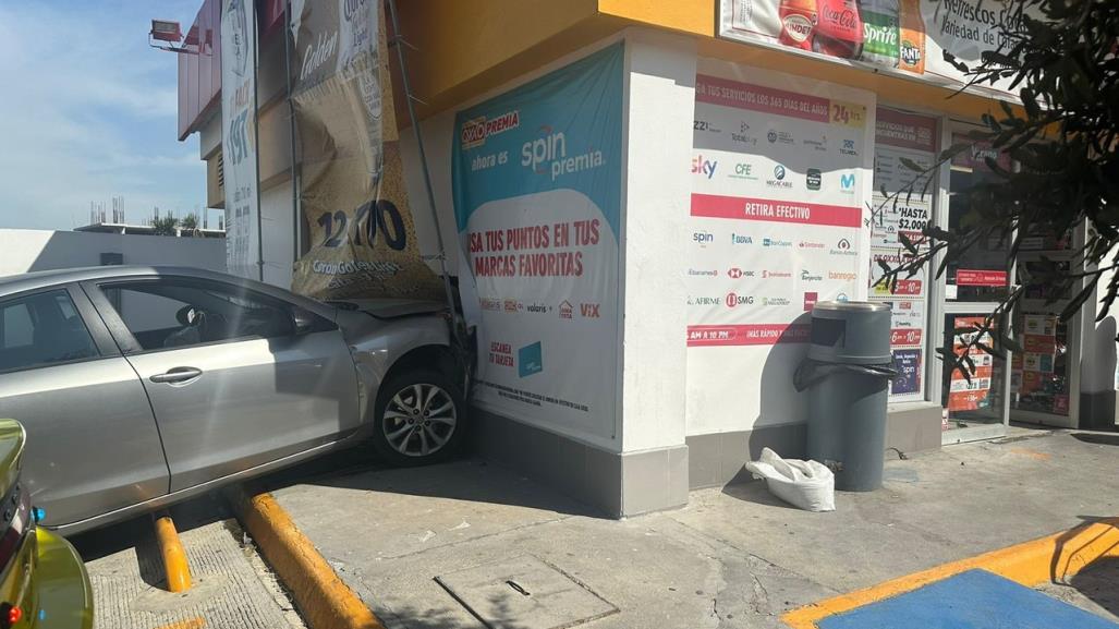 Automovilista ingresa a tienda Oxxo con todo y coche en Monterrey