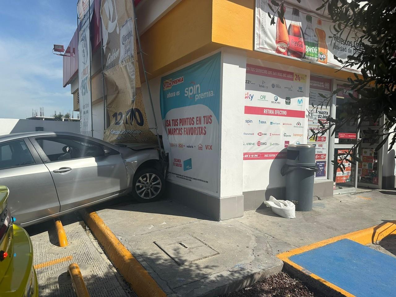 Automóvil choca contra OXXO. Foto: Protección Civil Nuevo León