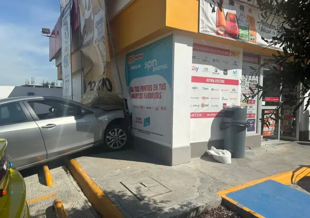 Automovilista ingresa a tienda Oxxo con todo y coche en Monterrey