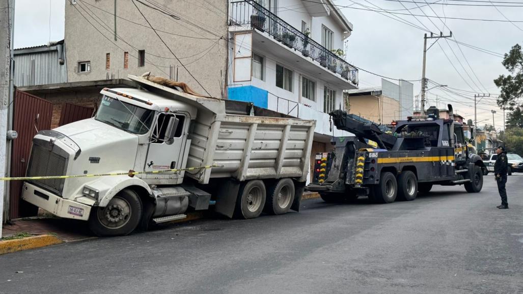 Camión materialista choca contra fachada de vivienda; conductor fue detenido