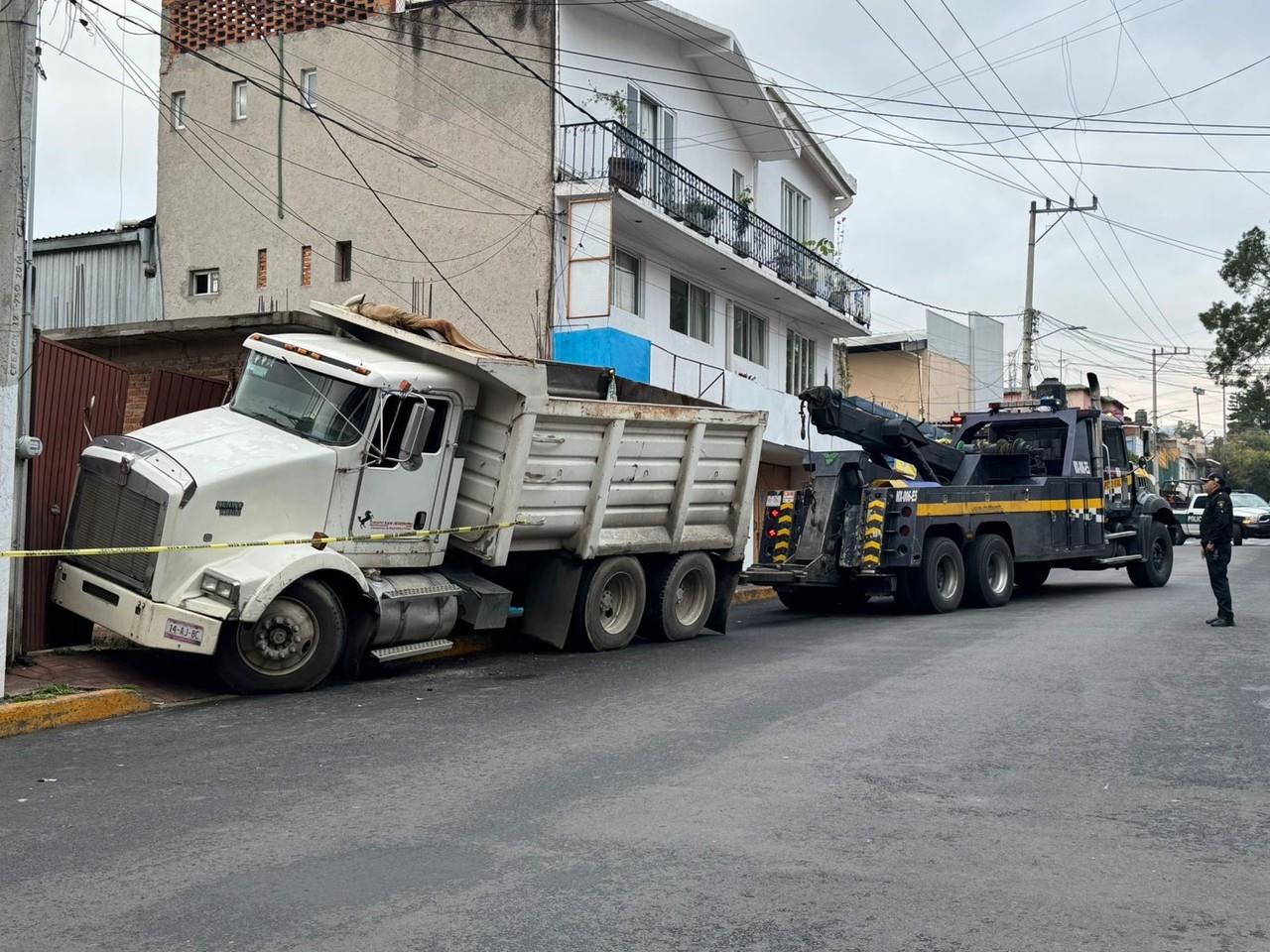 Camión se estrella con vivienda en colonia San Jerónimo Aculco. Foto: Ramón Ramírez