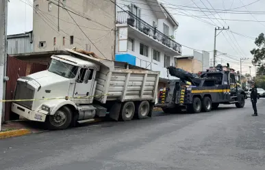 Camión materialista choca contra fachada de vivienda; conductor fue detenido