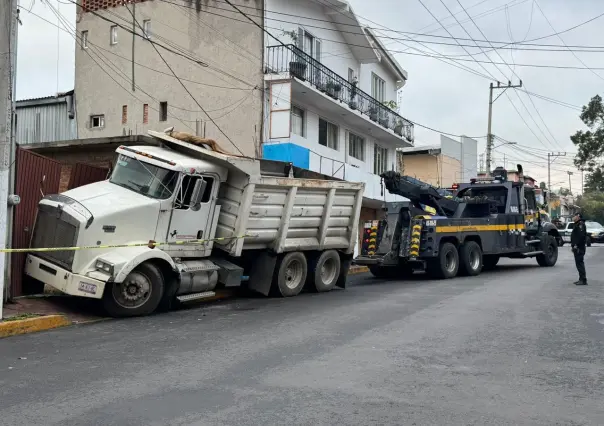 Camión materialista choca contra fachada de vivienda; conductor fue detenido