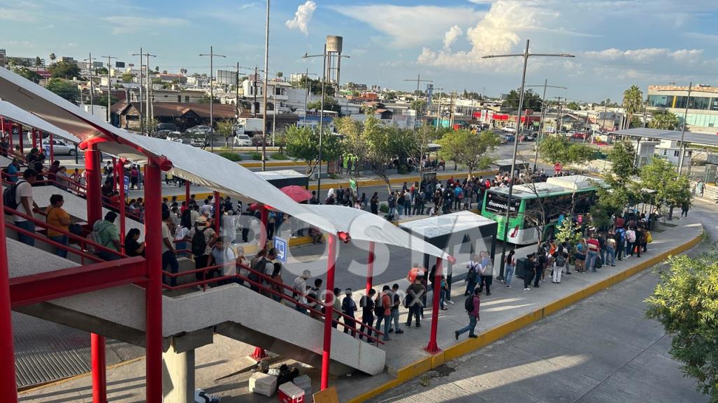 Sufren usuarios largas filas para utilizar el transporte público en Guadalupe