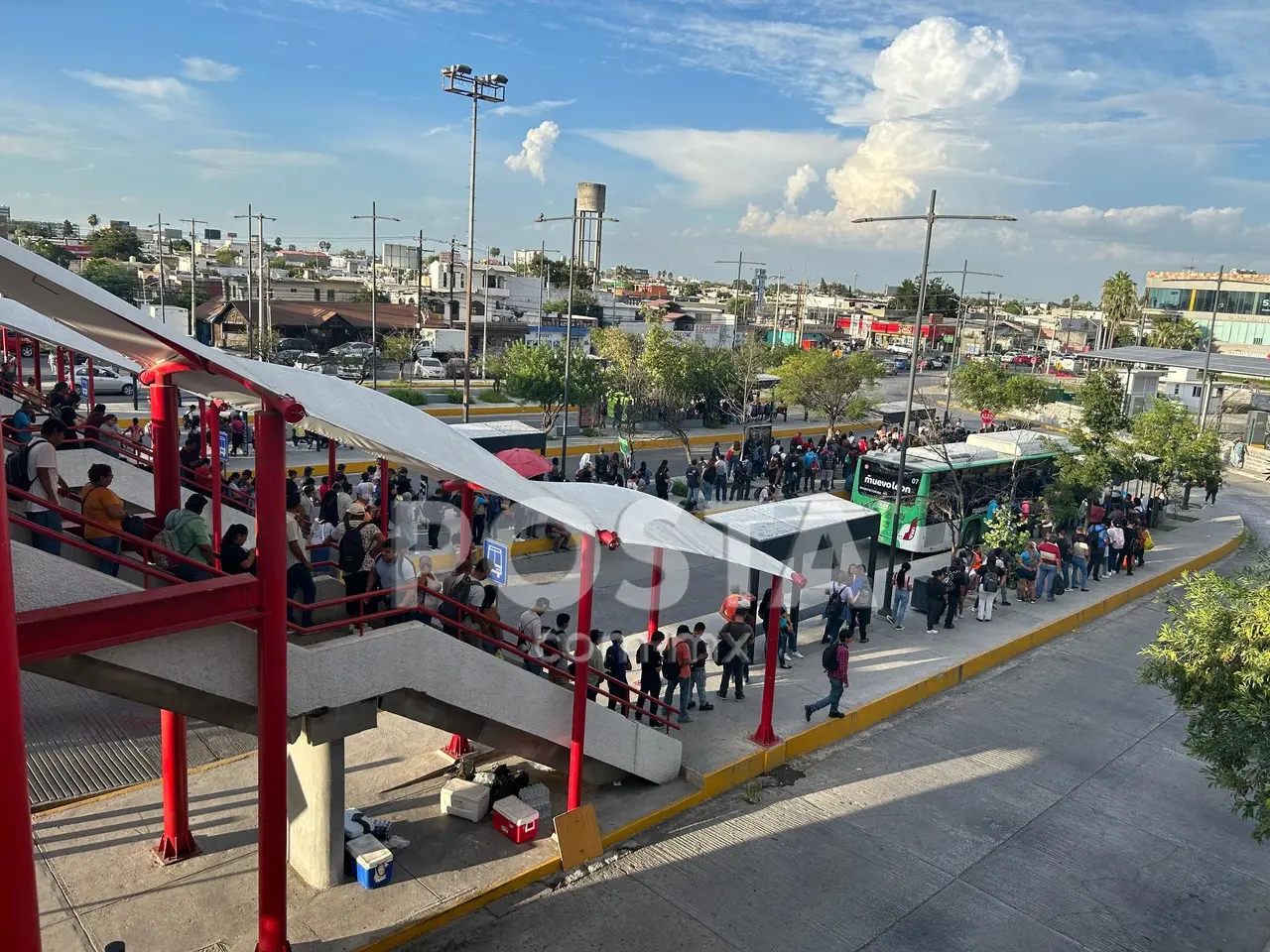 En un recorrido realizado por POSTA se observó a los cientos de pasajeros realizando filas de hasta dos horas para poder subir a una unidad. Foto: POSTA.