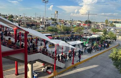 Sufren usuarios largas filas para utilizar el transporte público en Guadalupe