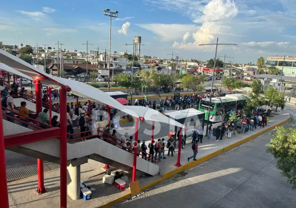 Sufren usuarios largas filas para utilizar el transporte público en Guadalupe