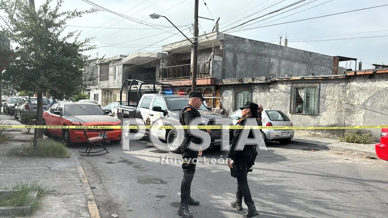 Elementos de Fuerza Civil cubriendo la zona donde se apoyo a la mujer. Foto. Raymundo Elizalde.