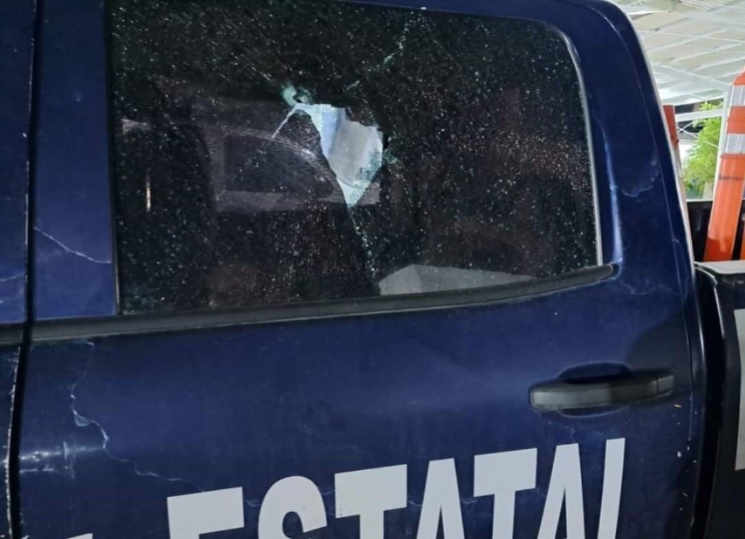 Patrulla de la policía estatal tras ser atacada por elementos de la Marina. Foto: Facebook Periódico Mercurio.