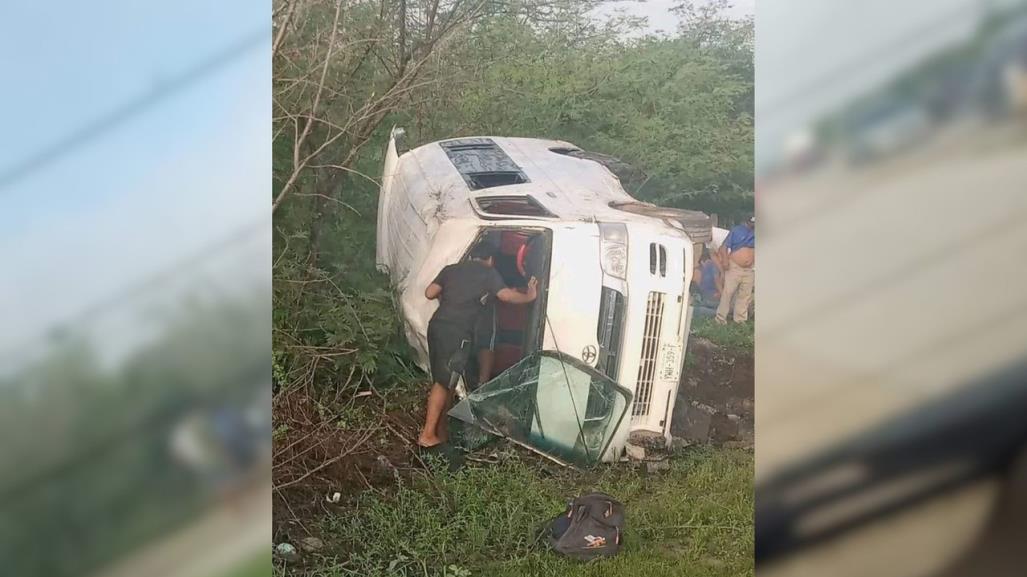 Camioneta con albañiles vuelca en la carretera Mérida-Campeche