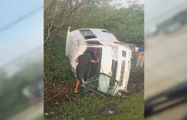 Camioneta con albañiles vuelca en la carretera Mérida-Campeche